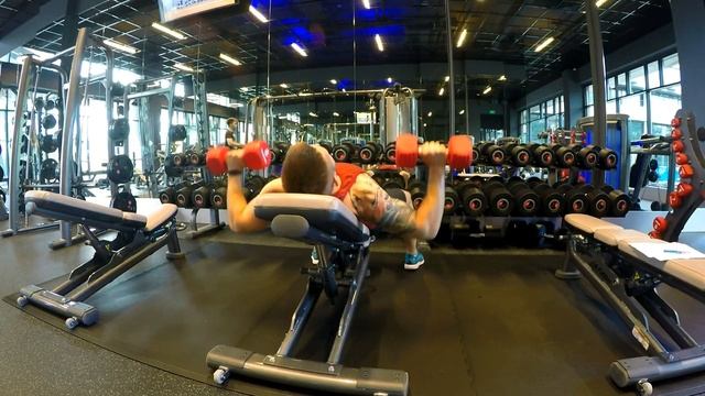 Жим гантелей лежа на наклонной скамье смотреть онлайн