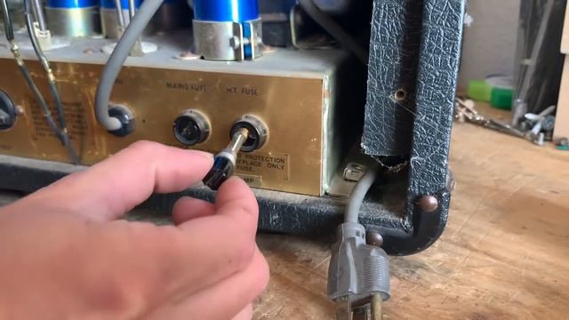 SAFETY VIDEO | All About Fuses | Changing the Fuse in Your Amp смотреть онлайн