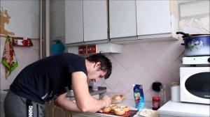 СМЕШНО ГОТОВЛЮ КАК МОГУ!!!яйцо в булочки!!!!