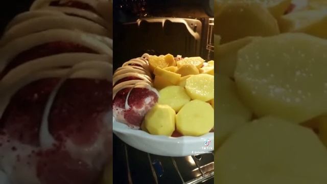 Мясо с картошкой запечённая в духовки.
