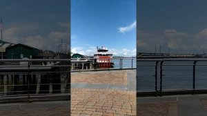 Пароход играет мелодии гудком