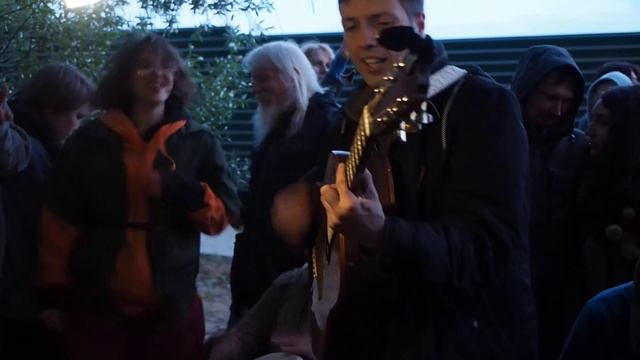 'Фестивальник' на Шокофесте - Я остаюсь (Чёрный обелиск) смотреть онлайн