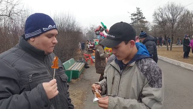 Сосём леденцы на палочке с Денисом на масленице смотреть онлайн