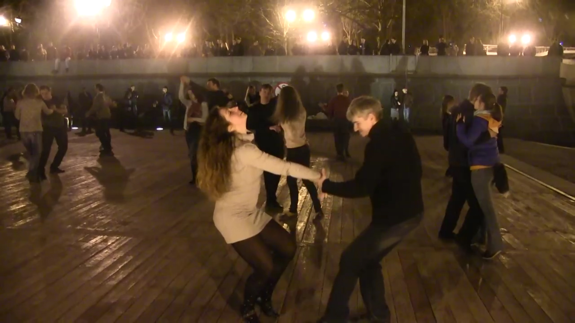 танцы на набережной в парке горького