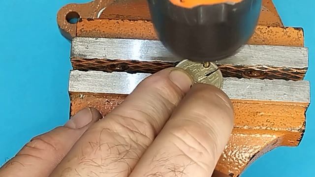 Оригинальный брелок из старых монет