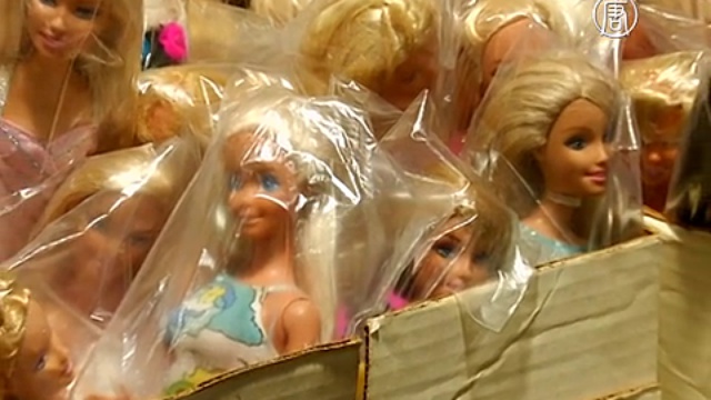 В США проходит Конвенция любителей Барби смотреть онлайн