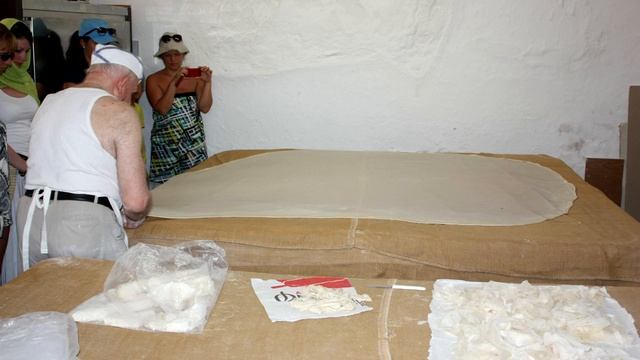 Старичок раскатывает вручную тончайшее тесто нереальных размеров смотреть онлайн