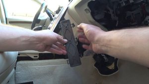 Замена фильтра и чистка испарителя кондиционера на Volvo.