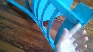 Как подняь синий стул с пола