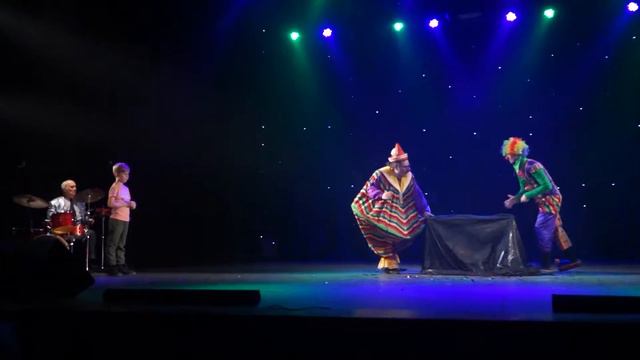 Илья Бастраков номер "Метаморфозы" в клоунской вариации. смотреть онлайн