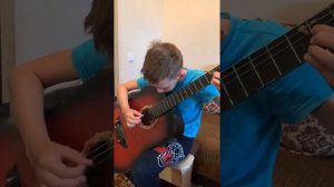 Мой сын в 8 лет умеет играть на  гитаре!