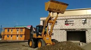 Фронтальный погрузчик ZL30 в работе.