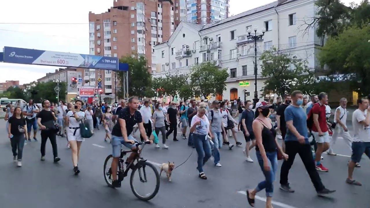ГИБДД в Хабаровске глушат людей в колонне протеста за Фургала