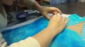 Наклеивание страз на костюм