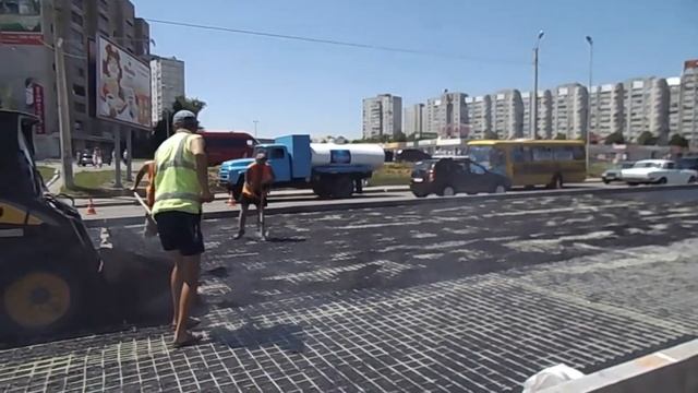 Укладка асфальта на стеклопластиковую сетку