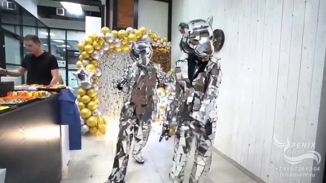 Заказать зеркальных артистов на встречу гостей - зеркальные серебряные тигры на праздник Москва