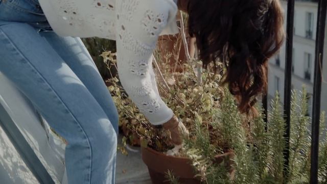 Inside painter Nina Koltchitskaia's romantic Paris apartment | Une fille, un style | Vogue Paris смотреть онлайн