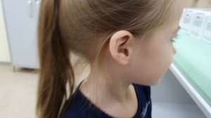 Больно ли прокалывать уши? Первые сережки. Видео для детей.