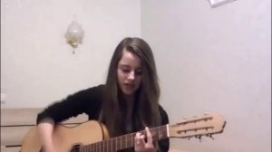 Девушка красиво играет на гитаре и поет песню Затянуло