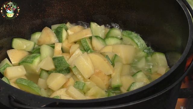 Дачная кухня. Зеленое рагу по-житомирски в казане. смотреть онлайн