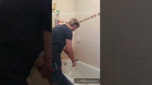 Клеим бордюр между ванной и стеной