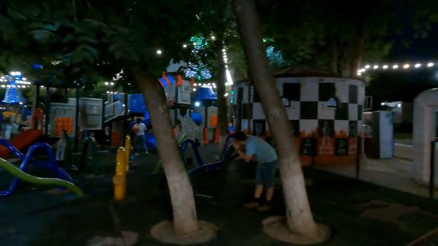 Ташкент. Ночной Центральный парк. Бывший Тельмана.