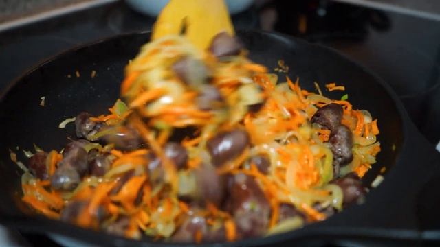 Такое я готов есть каждый день. Куриные сердечки с овощами.