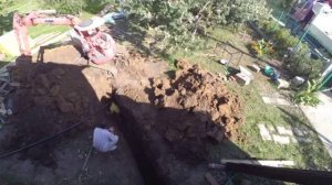 Копка траншеи для обсадной трубы дачного водопровода