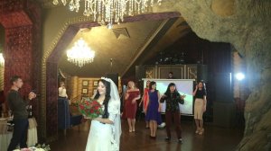 Невеста бросает свадебный букет