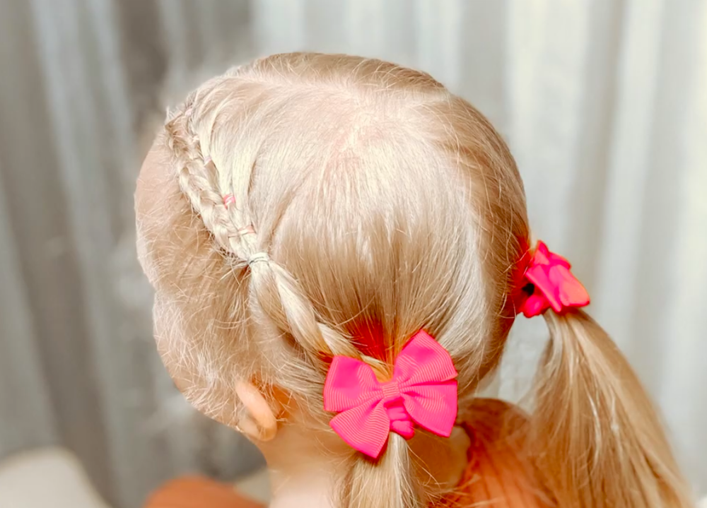 Два низких хвоста с необычным декором Прически пошагово смотреть онлайн