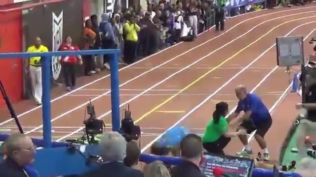 Падение бегунов из-за болельщиков смотреть онлайн