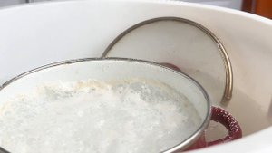 Как быстро отмыть эмалированную кастрюлю?