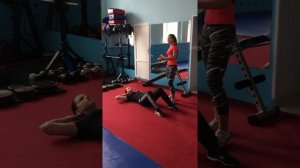 Косые скручивания лежа на спине. Тренировка в студии SportFun