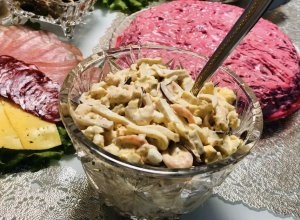 Возьми рецептик на заметку;) Морской салатик с кальмарами и креветками.