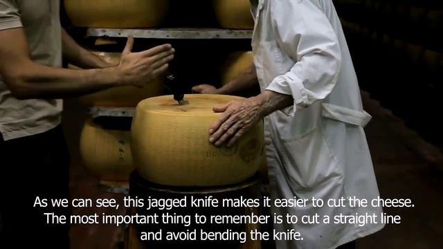 Как резать головку сыра Пармезан ферма Hombre, Италия смотреть онлайн