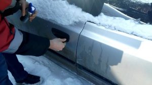 Как открыть замёрзшую дверь автомобиля
