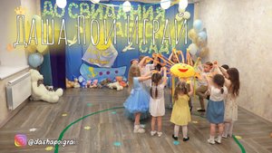 Прощальный танец с лентами на выпускной утренник в детский сад