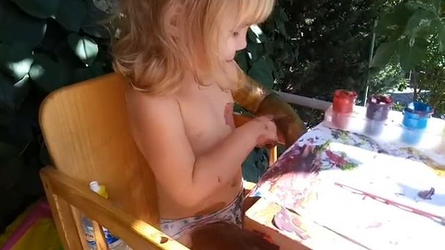 Рисуем одежду красками на теле. Рисуем колготки и футболку. Детское видео. смотреть онлайн