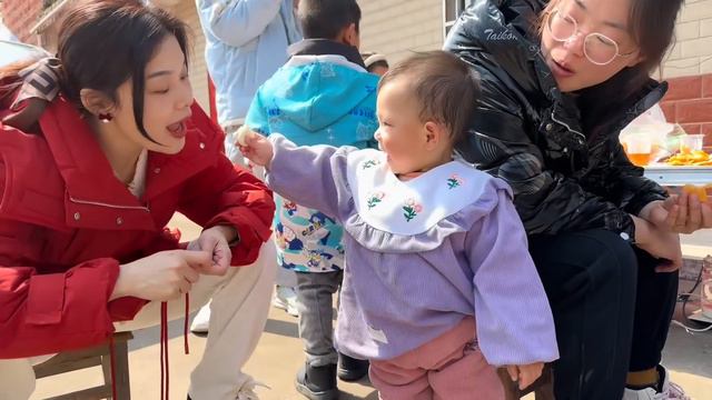 表弟带老妈去佳佳家提亲，阿表和大部队助阵，这广西女婿十拿九稳 смотреть онлайн