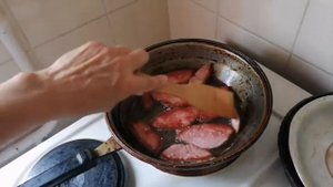 как приготовить завтрак: жареную колбасу с яйцами