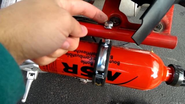 Mounting an Extra Fuel or Gas Tank on a Motorcycle смотреть онлайн