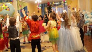 Танец - вход "Новогодняя считалка" ("И раз, два, три, сколько мальчиков хороших посмотри...")