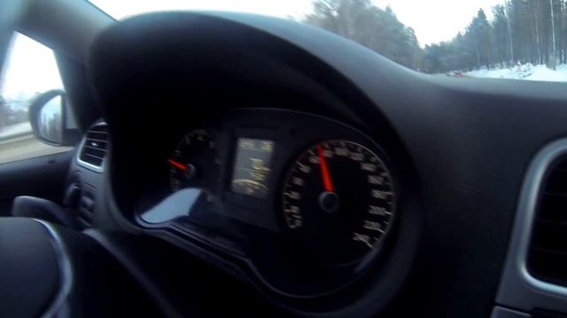 Фольксваген Поло на трассе. Как едет? Сколько ест? Удобно сидеть? смотреть онлайн