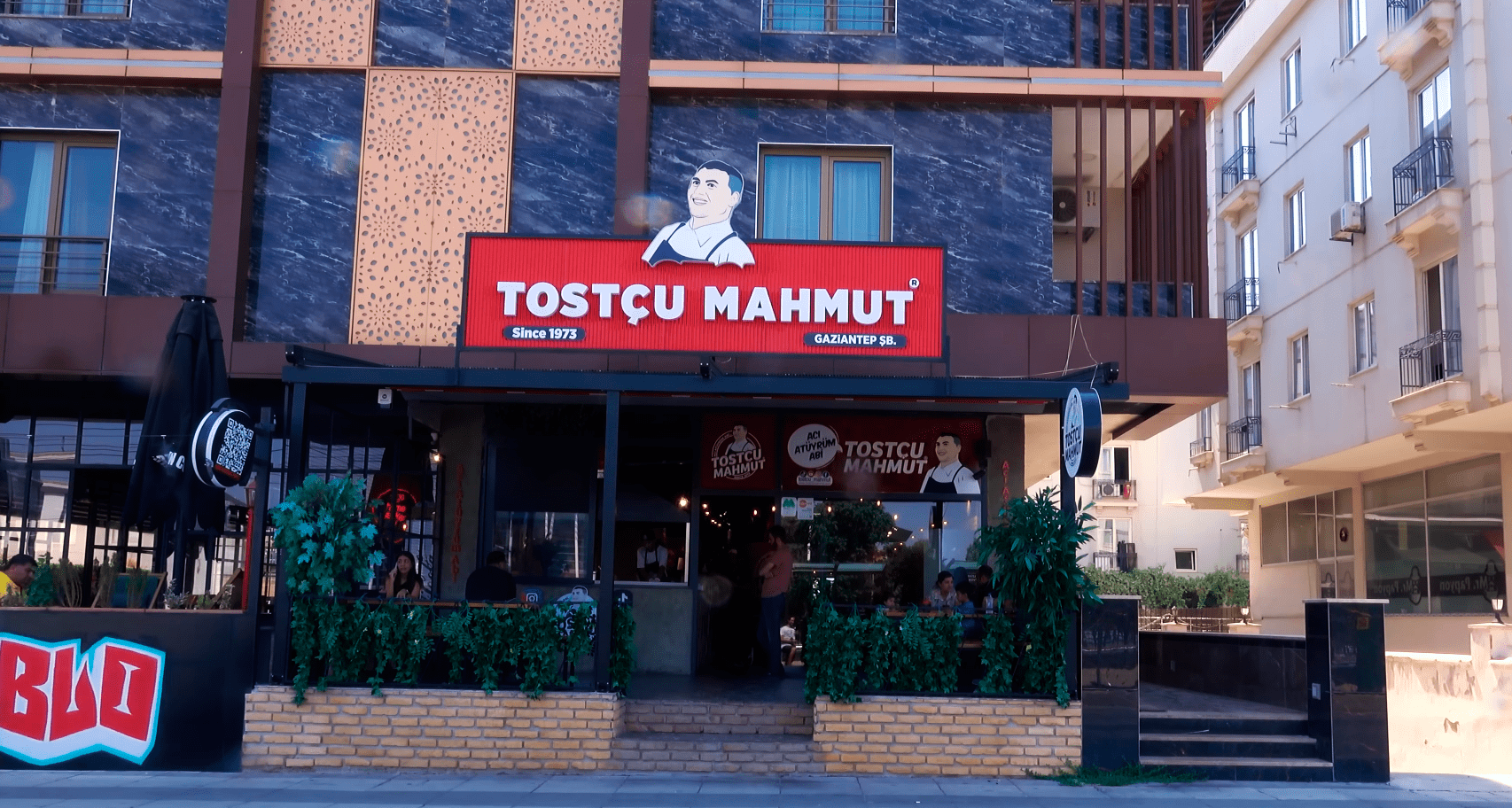 Турецкий ресторан Tostçu Mahmut. Приготовление сэндвича суджук с сыром и яйцом