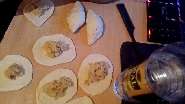 Кулинарное видео.Пеку шарлотк Крашу яйца шелухой от лука.Жарю пирожки с картошкой С праздником Пасх смотреть онлайн