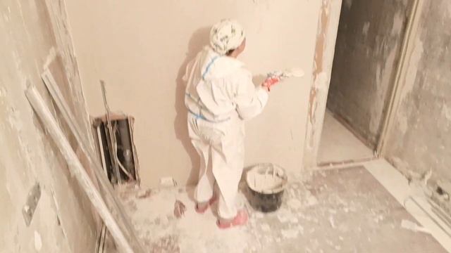 Как набросать штукатурку на стену с ведра смотреть онлайн