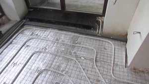 Водяной теплый пол в кухне гостиной и внутрепольные конвекторы отопления в частном доме