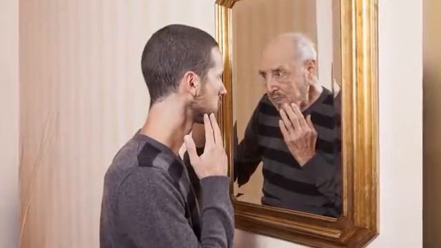 Почему нам людям нельзя спать напротив зеркала или же с зеркалом в комнате? смотреть онлайн