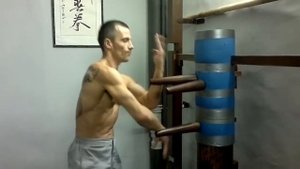 Первая форма на деревянном манекене Вин Чунь The first form of wooden dummy wing chun