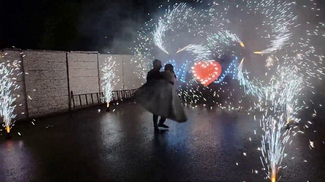 Свадьба Венев ресторан Трюфель. Холодные фонтаны, горящие буквы, вертушки.